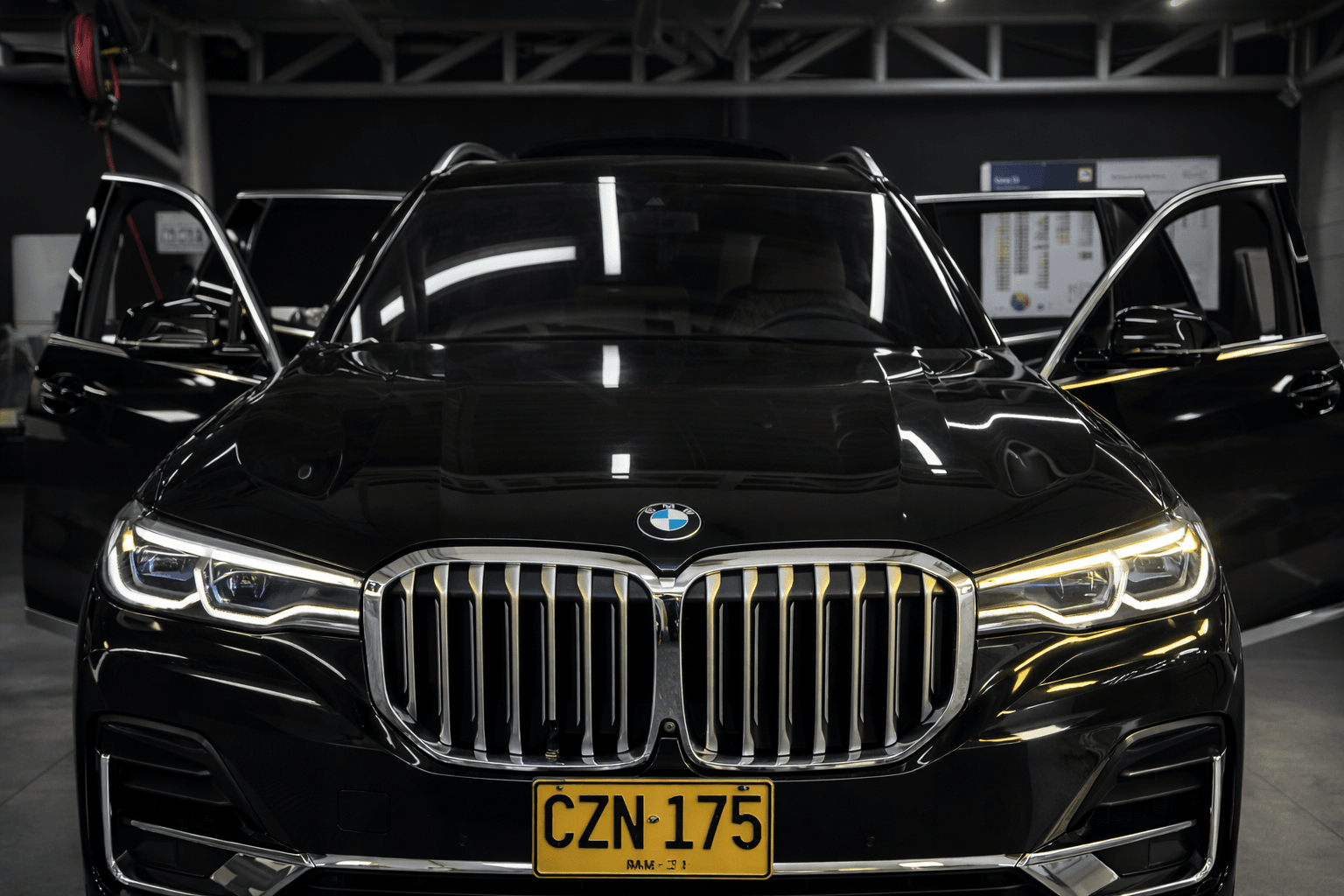BMW X7 en taller Auto Express Cartagena